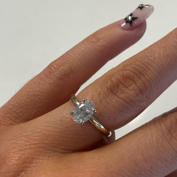 Gorgeous engagement ring! - Picture 3 of 7